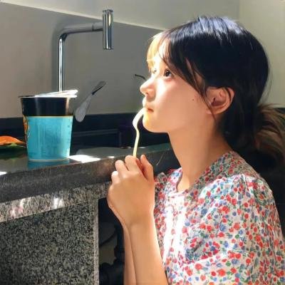 佛前灯下不见君海报